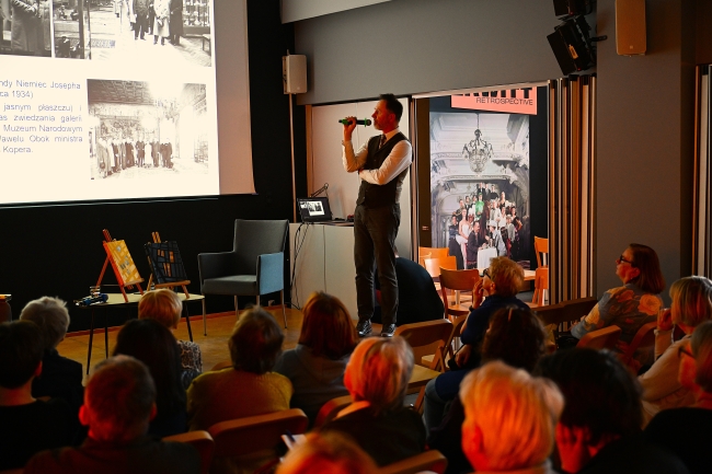 Dr Mariusz Klarecki w Domu Spotkań z Historią 1