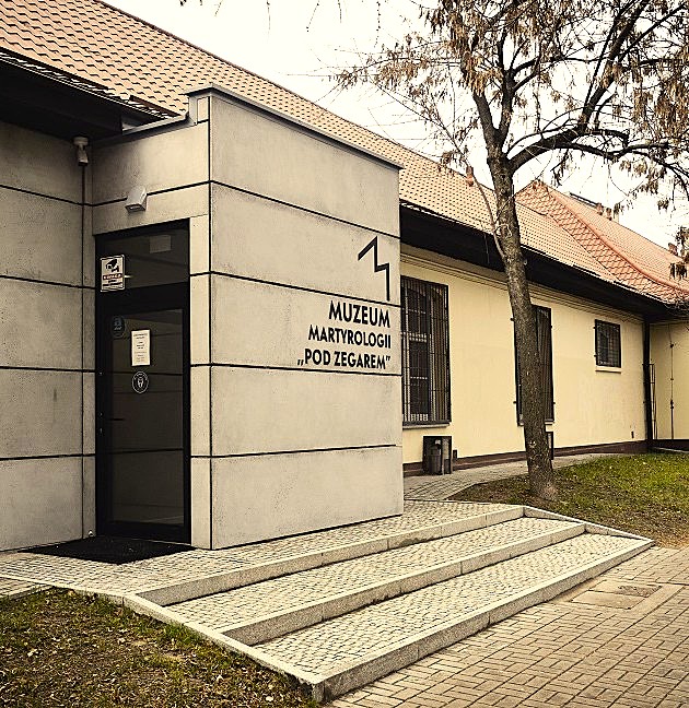 Wejście do Muzeum Martyrologii „Pod Zegarem”