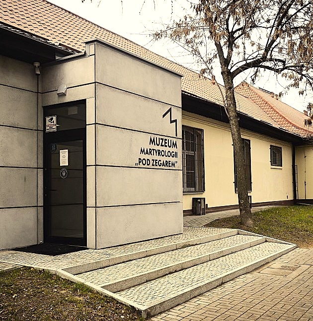 Wejście do Muzeum Martrologii "Pod Zegarem" w Lublinie, byłego aresztu Gestapo