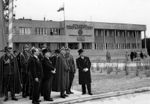 Uczestnicy uroczystości otwarcia szkoły lotniczej w Świdniku.