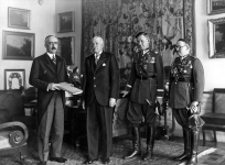 Prezydium Zarządu Głównego Aeroklubu RP na audiencji u prezydenta RP Ignacego Mościckiego (2. z lewej). Widoczni także: prezes Aeroklubu RP Janusz Radziwiłł (1. z lewej), generał Ludomił Rayski (2. z prawej), sekretarz generalny Aeroklubu RP ppłk Bogdan Kwieciński (1. z prawej).