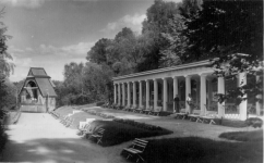 Widok na park zdrojowy w Druskienkach, w tle muszla koncertowa