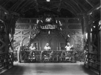 Pijalna wody mineralnej źródła &quot;Barbara&quot; w Truskawcu. Widoczne pracownice uzdrowiska.