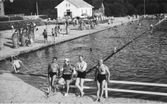 Kuracjusze w kąpielisku siarczanowo-solankowym w Truskawcu