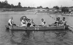 Kuracjusze na łódce w Truskawcu