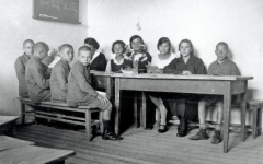 Uczniowie w sali lekcyjnej