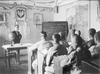 Więźniowie w trakcie zajęć szkolnych z języka polskiego