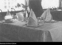 Nakryty stół w wagonie restauracyjnym ORBISU. Lata 1946-1948.