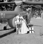 Plan filmu &quot;Krzyżacy&quot;. Widoczny jest aktor Mieczysław Voit jako rycerz krzyżacki Kuno Lichtenstein z mieczem w ręku z helikopterem w tle.