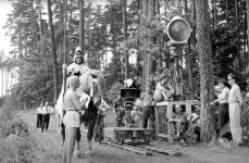 Na fotografii widoczny jest plan filmy &quot;Krzyżacy&quot; - krzyżacki rycerz na koniu oraz ekipa filmowa