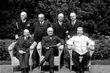Od lewej w pierwszym rzędzie siedzą Clement Attlee, Harry Truman, Józef Stalin na konferencji poczdamskiej