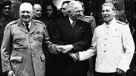 Widoczni od lewej Winston Churchill, Józef-Stalin, Harry Truman podający sobie we trójkę ręce na konferencji poczdamskiej