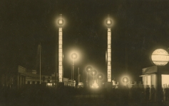 Brama Targów Północnych nocą ze świecącymi latarniami