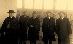 Goście honorowi w czasie zwiedzania pawilonu wystawienniczego. Od lewej w pierwszym planie widoczni są: arcypuskup Romuald Jałbrzykowski, marszałek senatu marszałek Prystor, wiceminister przemysłu i handlu Mieczysław Sokołowski, wiceprezydent Wilna Kazimierz Grodzicki