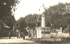 Pawilon propagandowy Ligii Morskiej i Rzecznej stylizowany na latarnię morską i statek