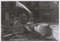 Powstańcza barykada. Fotografia ze zbiorów Instytutu Zachodniego. Fotografię przekazał Tomasz Pietrzyk.