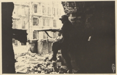 Polski żołnierz ostrzeliwujący wroga podczas powstania warszawskiego. Fotografia ze zbiorów Instytutu Zachodniego. Fotografię przekazał p. Braun.