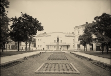 Skwer przed pomnikiem Adama Mickiewicza.